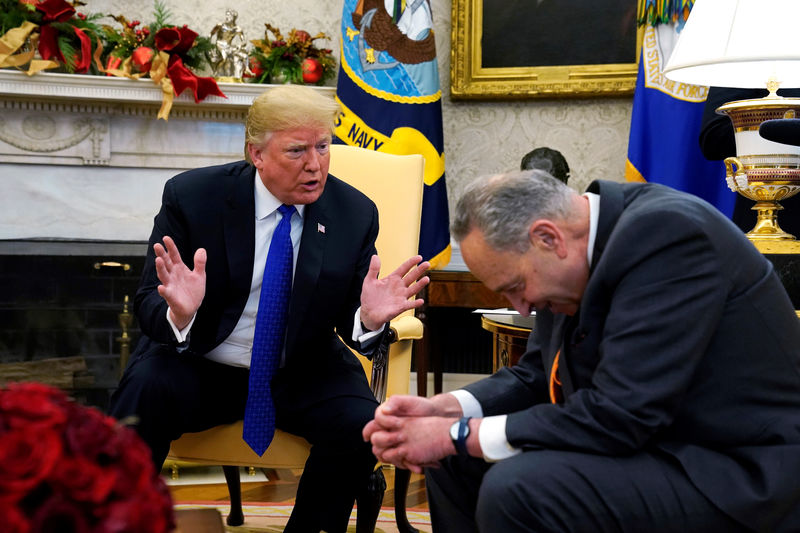 © Reuters. O presidente dos Estados Unidos, Donald Trump, durante conversa com o líder democrata no Senado, Chuck Schumer e a líder democrata na Câmara, Nancy Pelosi (que não está na foto), no Salão Oval, na Casa Branca