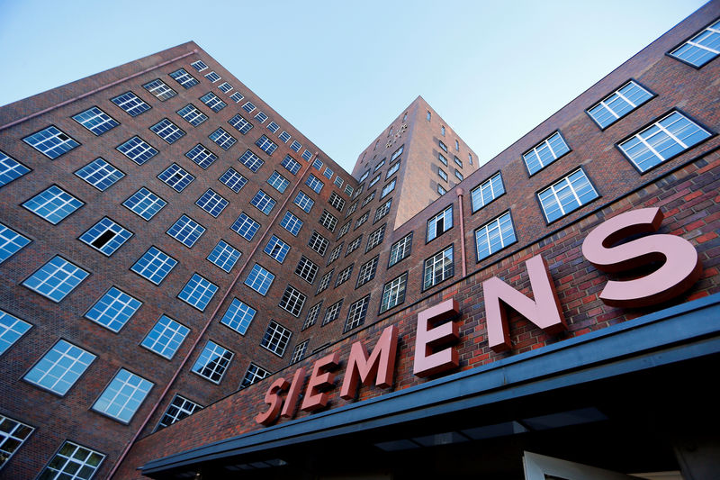 © Reuters. FILE PHOTO: The Siemens logo on a building in Siemensstadt in Berlin