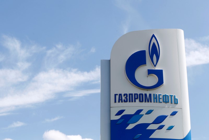 © Reuters. FILE PHOTO: Board with Gazprom Neft oil company logo is on display in Moscow