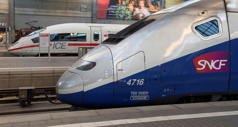 © Reuters. FILE PHOTO: High Speed Train (TGV) made by French train maker Alstom stops next to German High Speed Train (ICE) made by Siemens at Munich's railway station