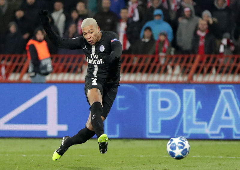 © Reuters. El atacante de Paris St Germain Kylian Mbappé patea al arco en el partido contra Estrella Roja