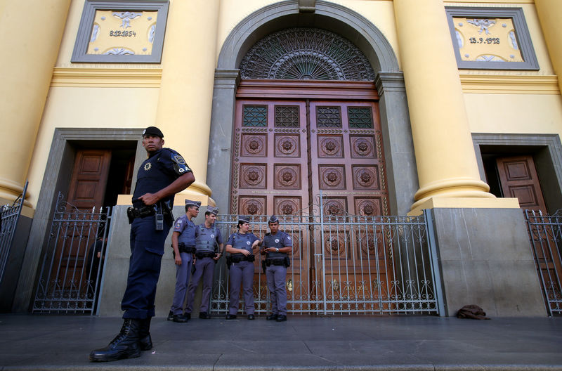 © Reuters. Cinco muertos y cuatro heridos en tiroteo en catedral católica en Brasil