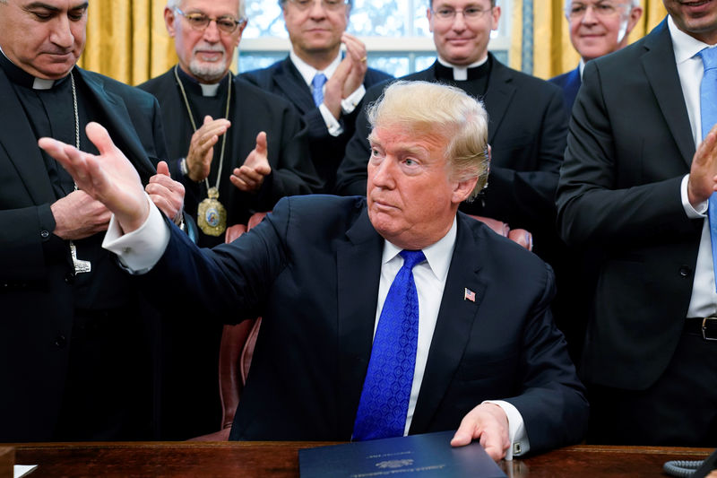 © Reuters. Foto del martes del presidente de Estados Unidos, Donald Trump, hablando con periodistas en una ceremonia de firma de un decreto en el Salón Oval