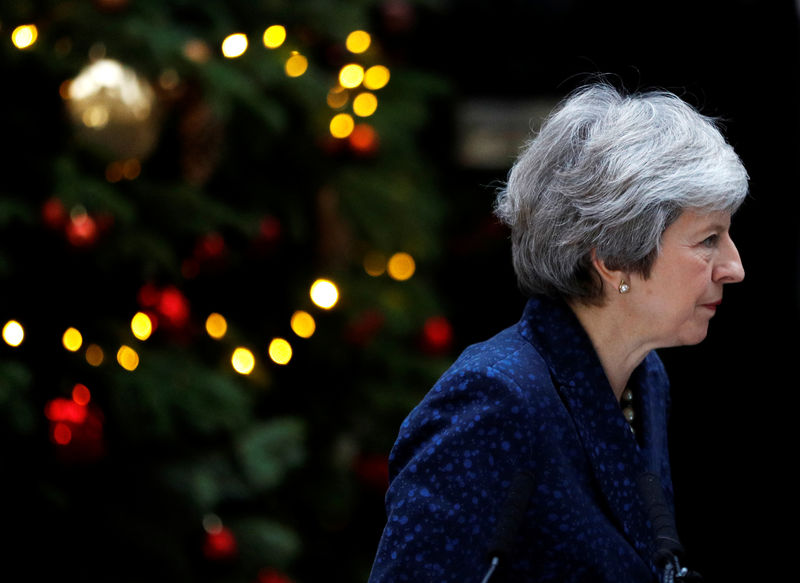 © Reuters. Britain's Prime Minister Theresa May addresses the media outside 10 Downing Street after it was announced that the Conservative Party will hold a vote of no confidence in her leadership, in London