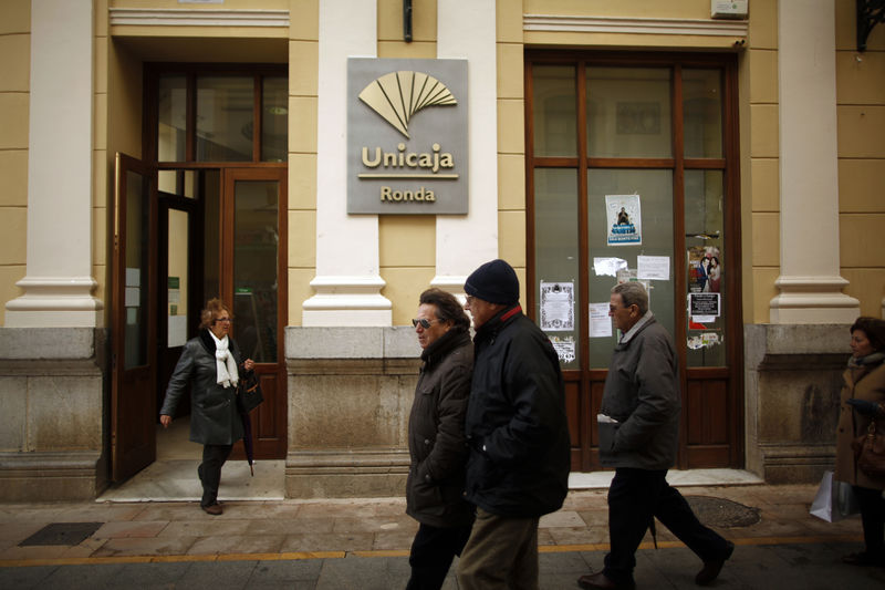 © Reuters. Unicaja y Liberbank confirman acercamiento y se disparan en Bolsa