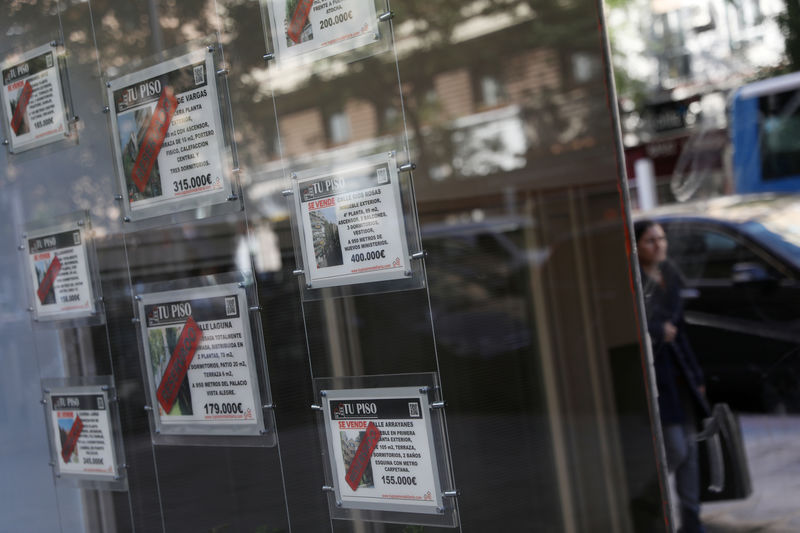 © Reuters. "For sale" signs are displayed on the window of a real estate agency in Madrid