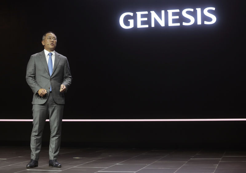© Reuters. Euisun Chung, Vice Chairman of Hyundai, speaks at the introduction of the 2017 Hyundai Genesis G90 at the North American International Auto Show in Detroit,