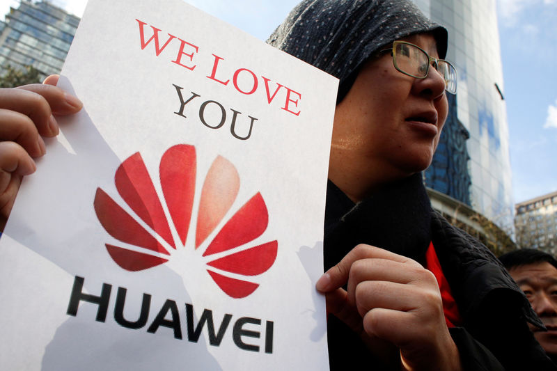 © Reuters. Turista chinês protesta em frente à Suprema Corte do Canadá, em Vancouver, pedindo libertação de executiva da Huawei Meng Wanzhou
