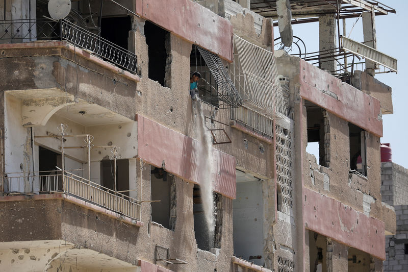 © Reuters. نشطاء حقوقيون: الدولة السورية تصادر ممتلكات معارضين لها