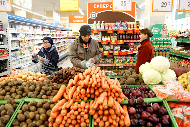 © Reuters. Покупатели в супермаркете Дикси в Москве