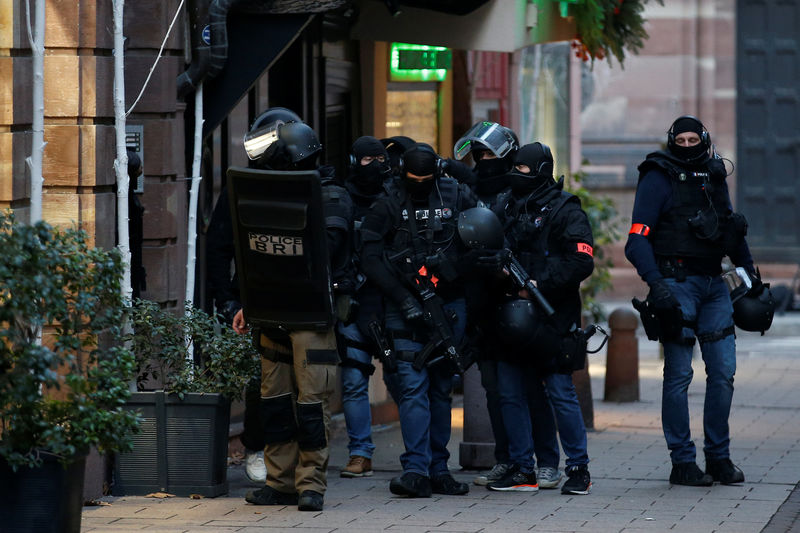 © Reuters. La Policía continúa la búsqueda del atacante del mercado navideño en Estrasburgo