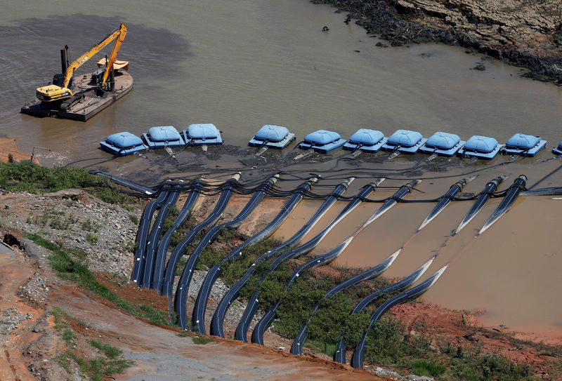 © Reuters. Equipamentos da Sabesp no reservatório Jaguari