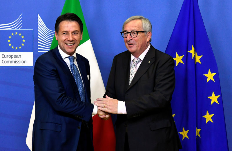 © Reuters. Il premier Giuseppe Conte e il presidente della Commissione Europea Jean-Claude Juncker