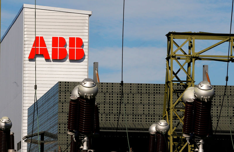 © Reuters. FILE PHOTO: The logo of Swiss engineering group ABB is seen at a plant in Zurich
