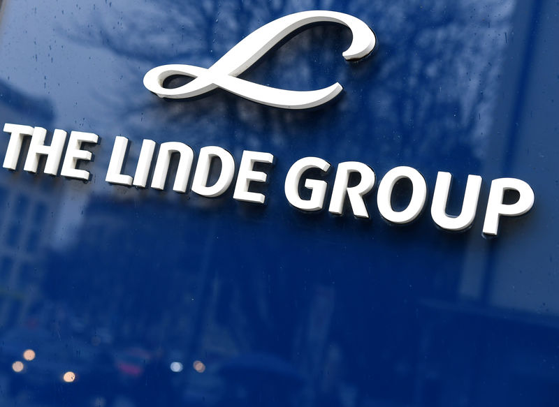 © Reuters. FILE PHOTO: Linde Group logo is seen at company building before the annual news conference in Munich