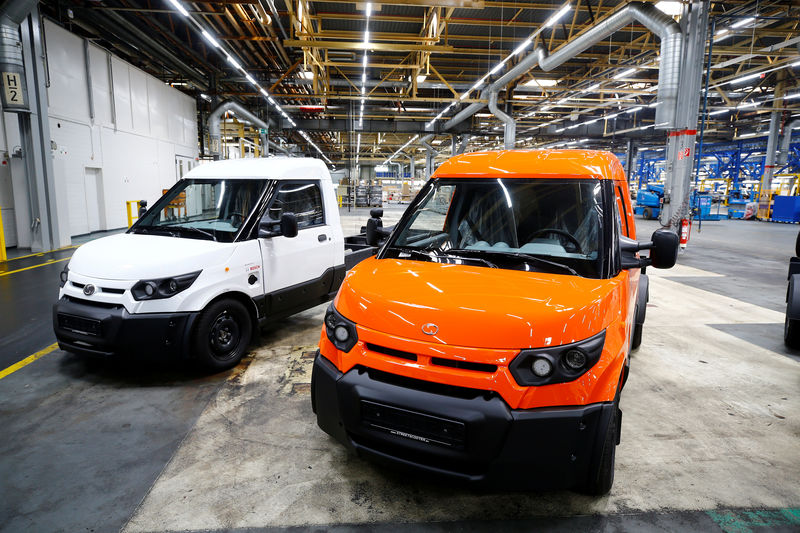 © Reuters. FILE PHOTO: StreetScooter electric delivery vans seen during a tour of the production line in Dueren near Cologne