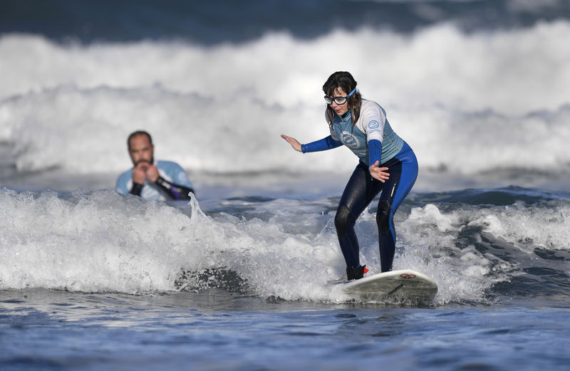 © Reuters. Carmen López, la primera surfista invidente de España en participar en el Mundial de Surf Adaptado