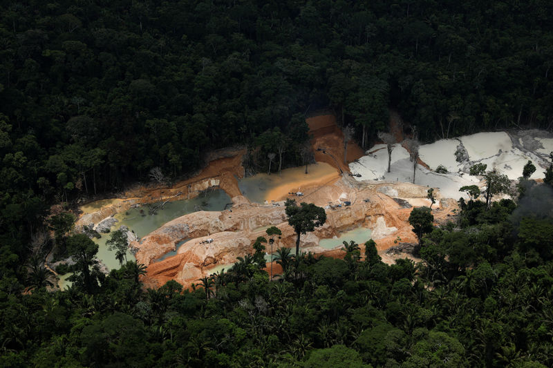 © Reuters. Visão aérea de mina ilegal na floresta amazônica, no Pará