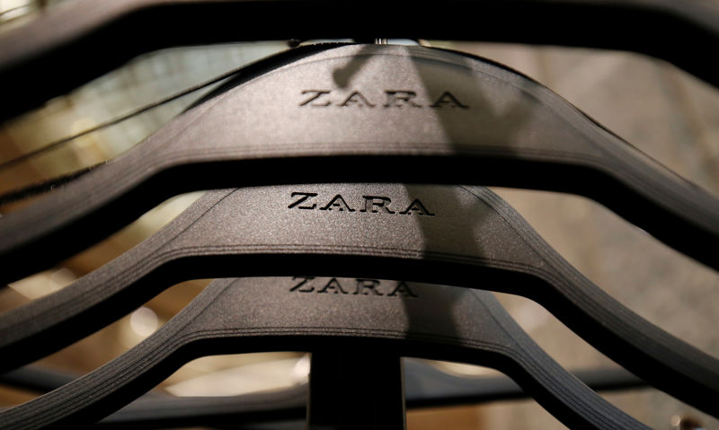 © Reuters. Zara's logos are seen on clothes hangers in a Zara store, an Inditex brand, in central Barcelona