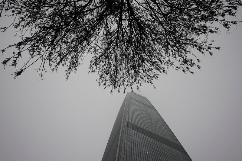 © Reuters. Building is pictured near a tree amid heave smog on a polluted day in Beijing
