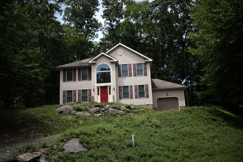 © Reuters. An unoccupied home is seen in the Penn Estates development where most of the homeowners are underwater on their mortgages in East Stroudsburg