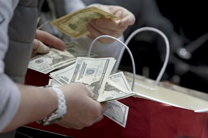 © Reuters. Pessoas fazem transação em dinheiro em Nova York, Estados Unidos