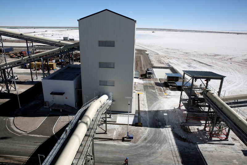 © Reuters. A view of a portion of an industrial plant for potassium chloride, a product that is extracted from brine under a programme developed by Bolivia to produce lithium, before its inauguration in Llipi on the salt lake of Uyuni, Potosi