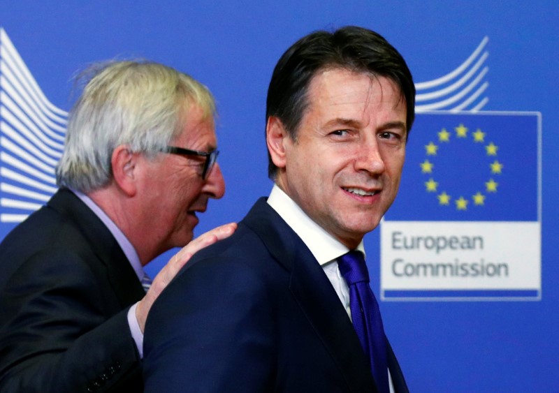 © Reuters. Italian PM Conte poses with EU Commission President Juncker in Brussels