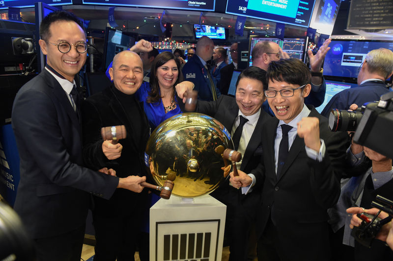 © Reuters. Cussion Kar Shun Pang, CEO of Tencent Music Entertainment with the company's leadership team rings a ceremonial bell to celebrate company's IPO on the floor of the New York Stock Exchange (NYSE) in New York