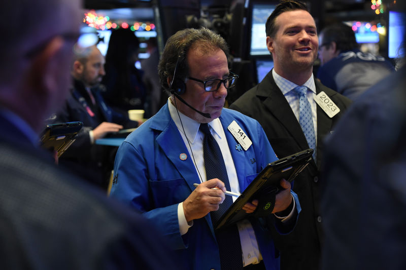 © Reuters. Operadores trabalham na New York Stock Exchange (NYSE) em Nova York, EUA
