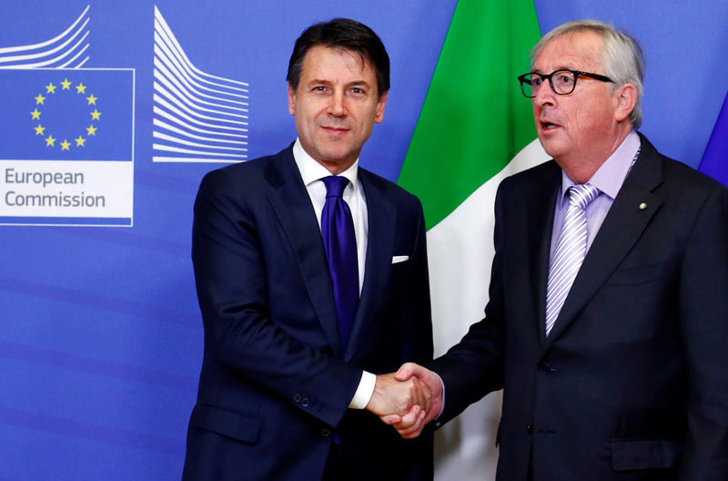 © Reuters. Il premier Giuseppe Conte con il presidente della Commissione Ue Jean Claude Juncker