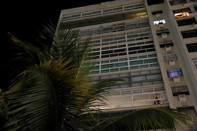 © Reuters. FILE PHOTO: The building in which an apartment contained cash, art works and personal belongings of Carlos Ghosn is pictured in Rio de Janeiro