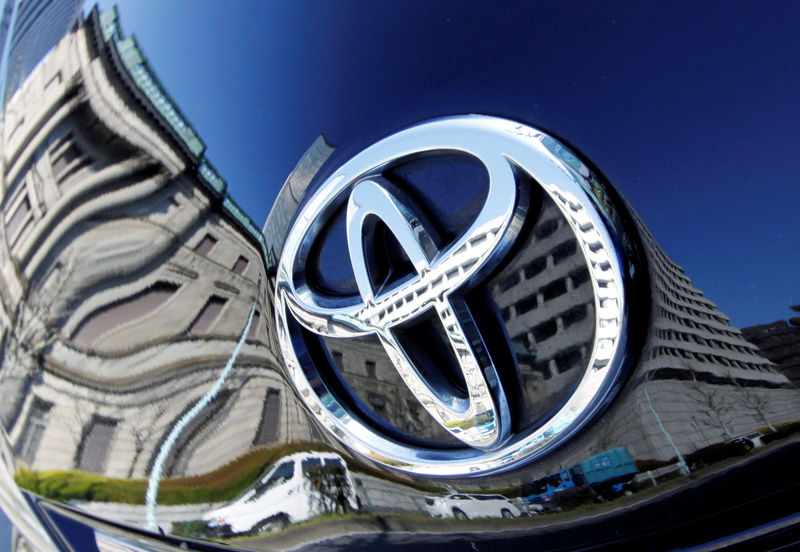 © Reuters. The Toyota logo on a Toyota Motor Corp's Prius hybrid car in Tokyo