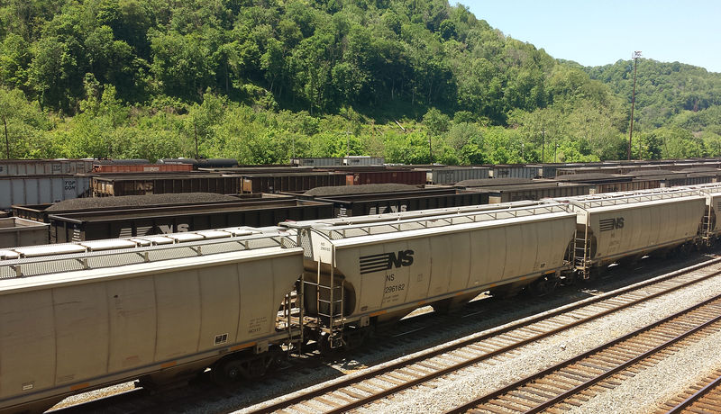 © Reuters. FILE PHOTO - Coal trains approach Norfolk Southern's Williamson rail yard in Williamson, West Virginia