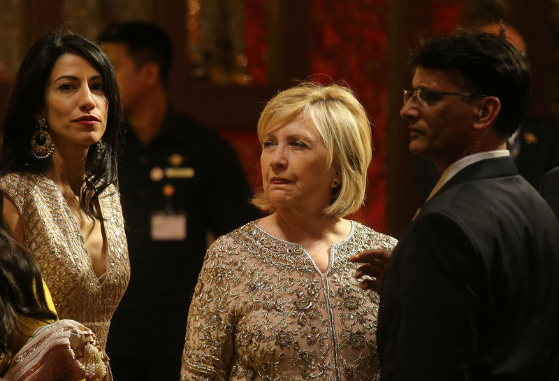© Reuters. هيلاري كلينتون تنضم لنجوم بوليوود في حفل زفاف ابنة أغنى أغنياء الهند