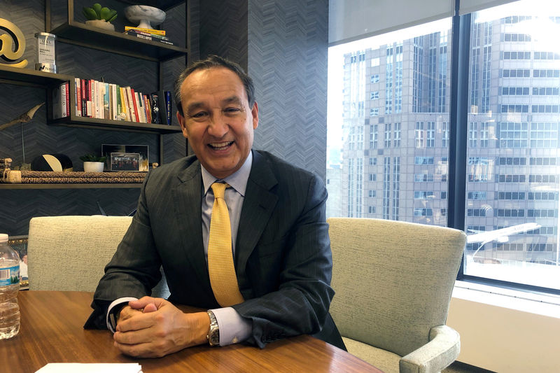 © Reuters. United Airlines Chief Executive Officer Oscar Munoz poses for pictures in his office at the company’s headquarters in Chicago