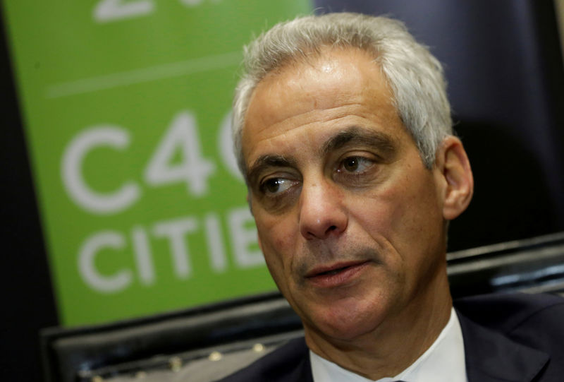 © Reuters. FILE PHOTO: Chicago Mayor Rahm Emanuel speaks during an interview with Reuters after taking part at the C40 Mayors Summit at a hotel in Mexico City