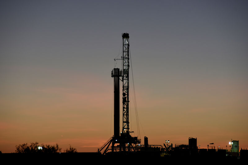 © Reuters. A horizontal drilling rig on a lease owned by Parsley Energy operates at sunrise in the Permian Basin near Midland