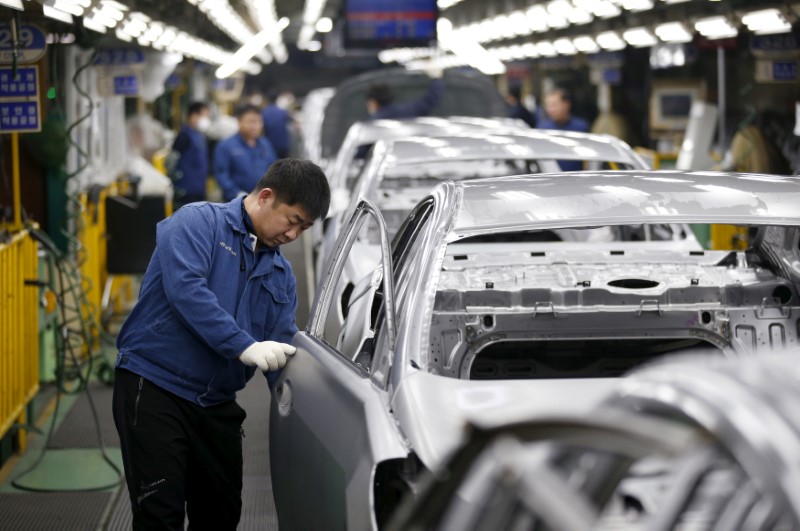 © Reuters. FILE PHOTO - A worker works at an assembly line of Hyundai Motor's plant in Asan
