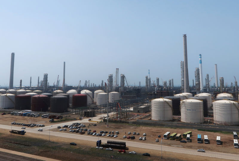 © Reuters. Hengli Petrochemical's new refining, petrochemical complex is seen at Changxing island in Dalian