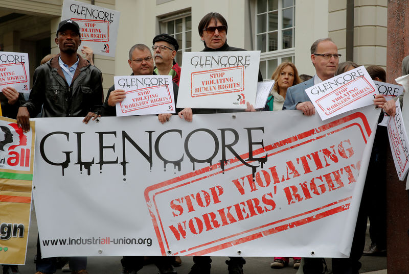 © Reuters. FILE PHOTO: Protesters display a banner and posters in front of the venue of commodities trader Glencore's  annual shareholder meeting in Zug