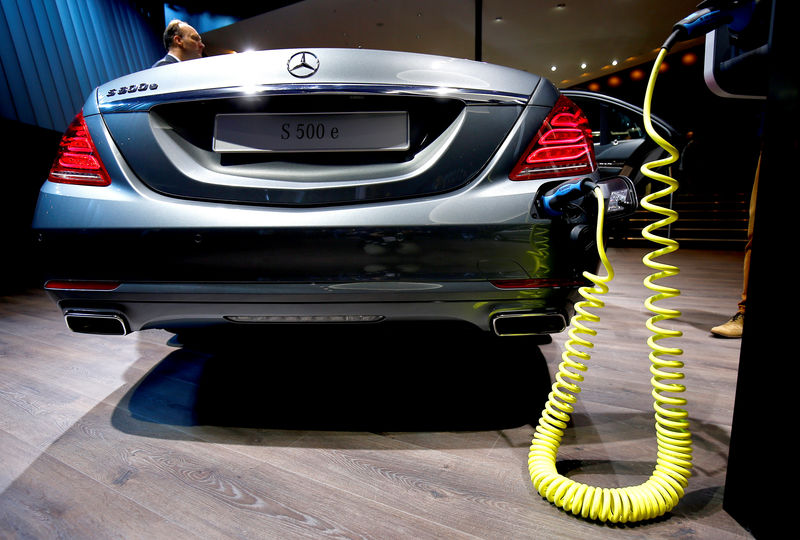 © Reuters. The Mercedes S500e is presented during the media day at the Frankfurt Motor Show in Frankfurt