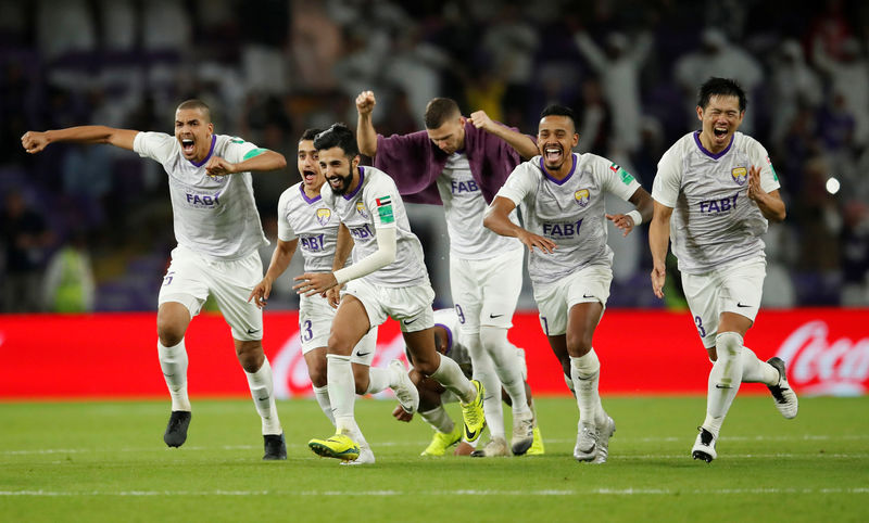 © Reuters. Jugadores del Al Ain de Emiratos Árabes Unidos festejan tras derrotar al Wellington de Nueva Zelanda en su encuentro por el Mundial de Clubes de la FIFA en Al Ain