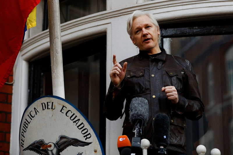 © Reuters. Julian Assange fue sometido a unos estudios médicos, pero Ecuador desconoce su estado de salud