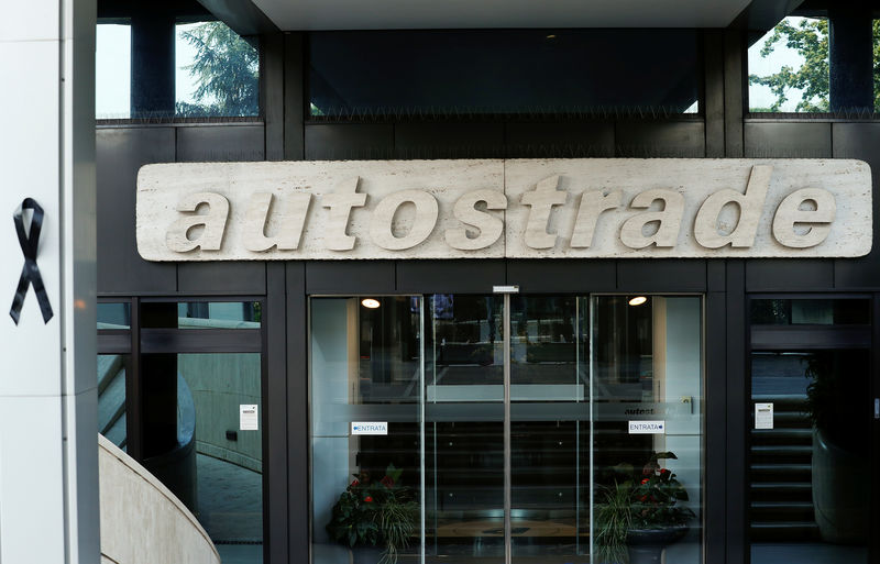 © Reuters. FILE PHOTO:  A black ribbon as a sign of mourning is seen at the entrance of the toll-road operator Autostrade per l'Italia's headquarters in Rome