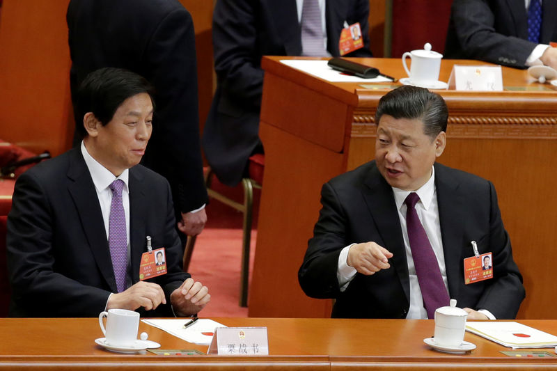 © Reuters. Presidente chinês, Xi Jinping, conversa com membro permanente do Politburo Li Zhanshua durante sessão pelnária do Congresso Nacional do Povo em Pequim