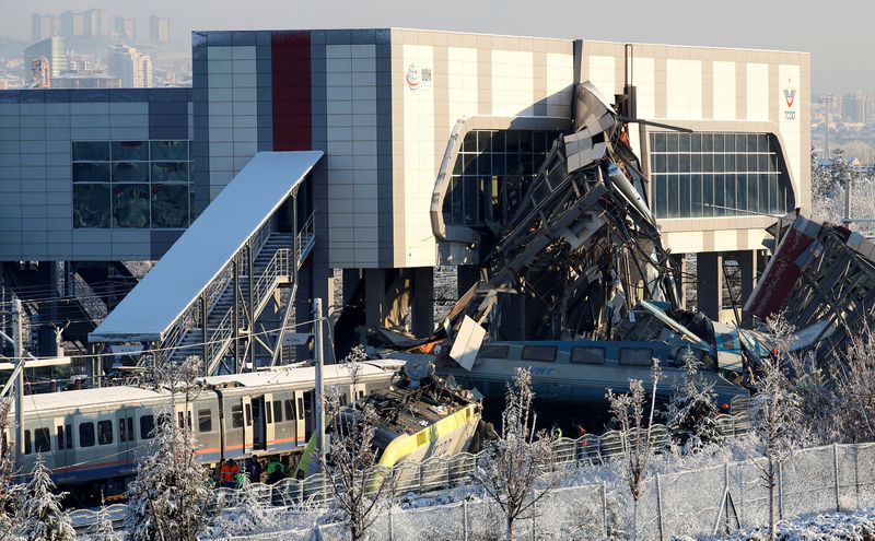 © Reuters. Accidente de tren en Ankara deja nueve muertos y 47 heridos