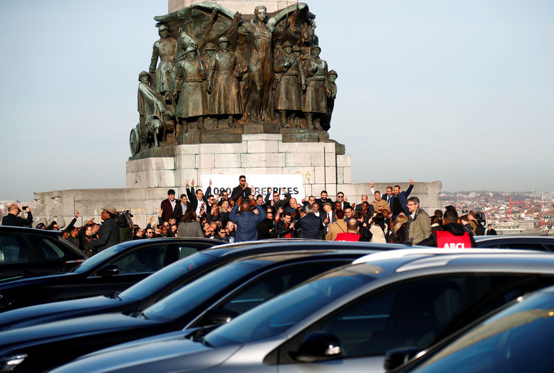 © Reuters. FILE PHOTO: Uber drivers and limousine chauffeurs are seen during a protest outside the Brussels' Palace of Justice