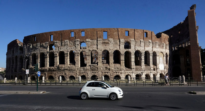 © Reuters. FILE PHOTO: A Fiat 500 is seen in front of the ancient Colosseum in Rome