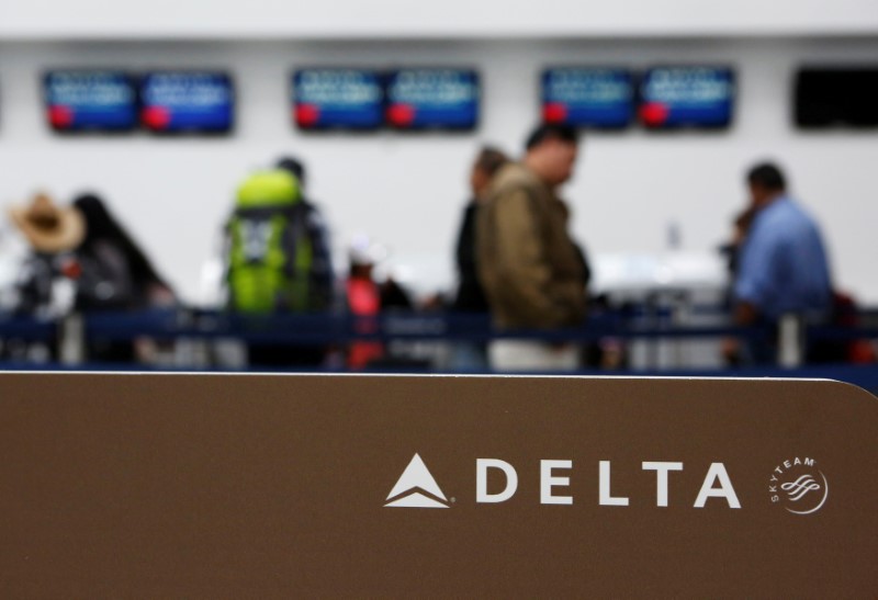 © Reuters. Passengers check in at a counter of Delta Air Lines in Mexico City